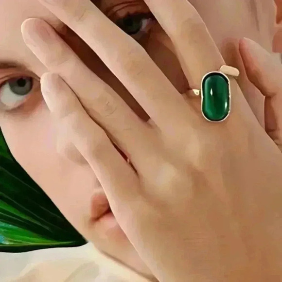 ๐๏ธVintage Style Emerald Colored Crystal Ring ๐ 18K Gold Plated Adjustable ๐ - Picture 11 of 17